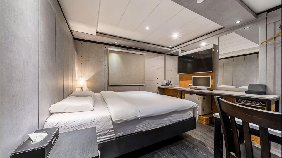 27 Hotel