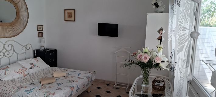 Small 30m2 house for 2 people on private property with swimming pool Hôtels à&nbsp;: Fréjus