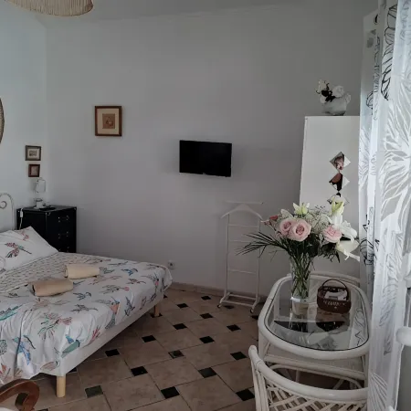 Small 30m2 house for 2 people on private property with swimming pool