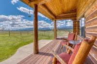 Authentic Quaint Log Cabin w/ Stellar Views & Hot Tub - Chalets