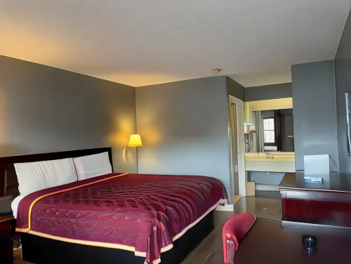 Majestic Inn - Motels
