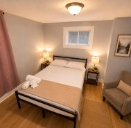 Whole 621 Home - Sleeps 16 - Walk to Falls