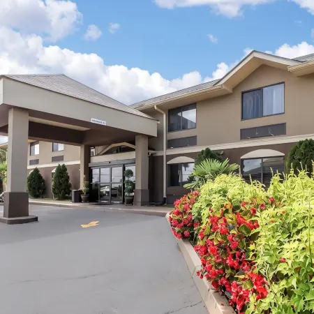 Comfort Inn & Suites - Near Robins Air Force Base Main Gate