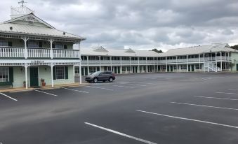 Deluxe Inn and Suites