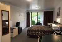 Colonial Manor Motel Hotels near Scott Base Vineyard