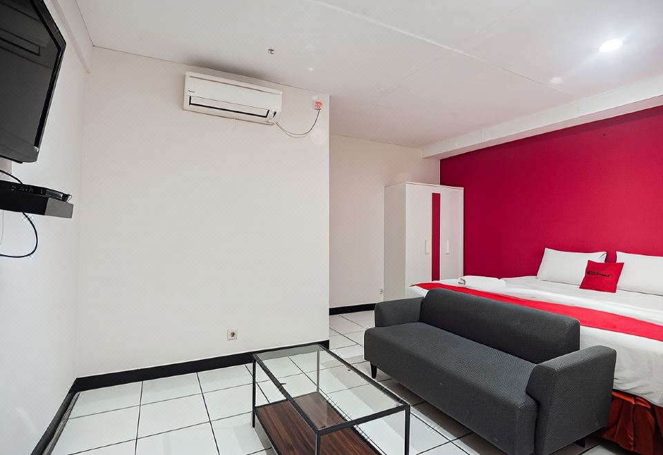 RedDoorz Plus Near Mall Kelapa Gading - Housity