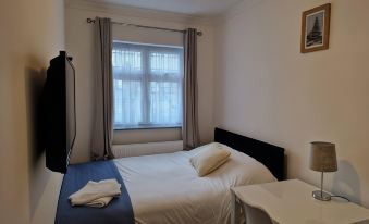 Captivating 2-Bed Apartment in Ilford