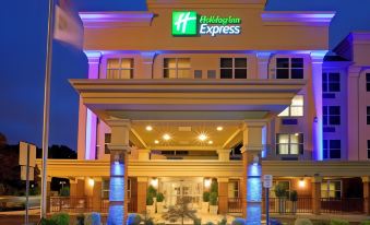 Holiday Inn Express & Suites Woodbridge