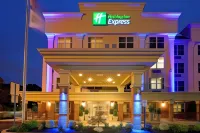 Holiday Inn Express & Suites Woodbridge Hotels in Iselin