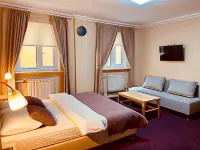 Aviator Hotel Hotels near Renus
