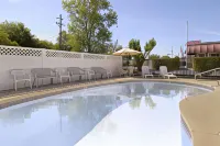 سوبر 8 باي ويندام ريد بلوف
