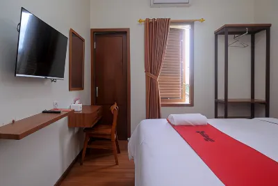 RedDoorz @ Gentan Raya Hotels in Gatak