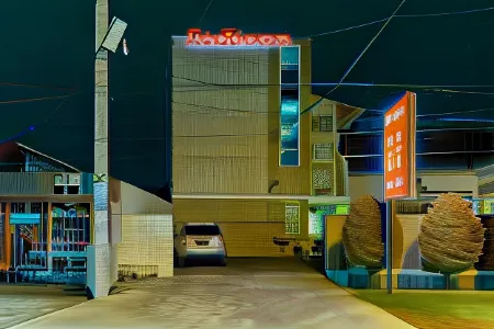 RedDoorz at Joyce Guest House Medan Отели в г. Padang Bulan Selayang II