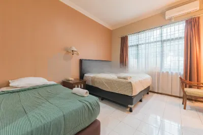 Hotel Ayong Linggarjati Kuningan Mitra RedDoorz Hotel dekat Taman Batu Hanjuang