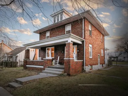 Pet Friendly! Firepit & Gameroom- Walk To Restaurants, 15 Mins To Hershey Park!