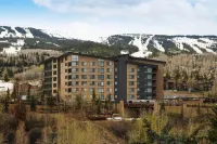 PENTHOUSE - BRAND NEW LUXURY Ski in/Ski out! Pool, Hot Tub, Walk to Restaurants!