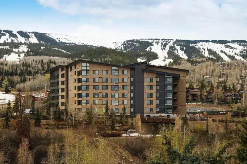 Penthouse-Electric Pass Lodge Ski in/Ski Out! Pool, Hot Tub,Walk to Restaurants!