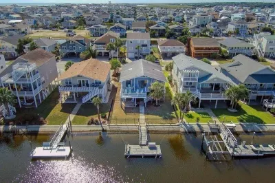 Canal Home in the heart of OIB