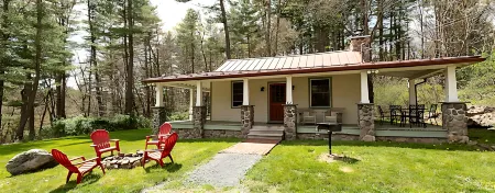 The Lehigh Cottage - Pocono Mountains get-away with gorgeous private waterfall!