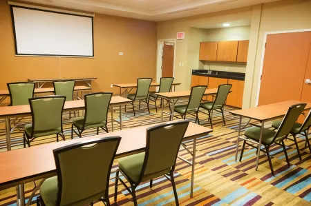 Fairfield Inn & Suites Muskogee Отели рядом с достопримечательностью «Парк Сполдинг»
