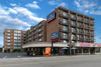 Howard Johnson Plaza by Wyndham by the Falls / Niagara Falls