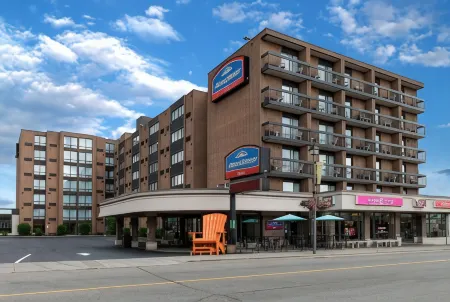 Howard Johnson Plaza by Wyndham by the Falls / Niagara Falls