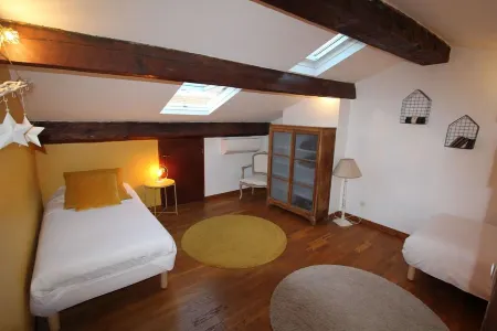 "StellaHome - l'Enclos" Quiet Village House. Near port and beach. GARAGE Отели рядом с достопримечательностью «Mas de Pierredon - Camping Sanary-sur-Mer - CAMPASUN»