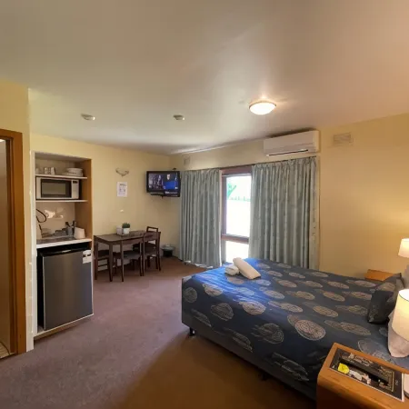 Mountain Creek Motel Bar & Restaurant
