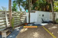 Cozy Seaside Chalet - WiFi, BBQ on Deck Hotel a Siesta Key