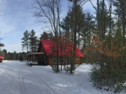 Private Red Roof Cabin - Rustic Log Cabin In The Woods! โรงแรมในJackson County