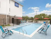 Baymont by Wyndham College Station - piscina