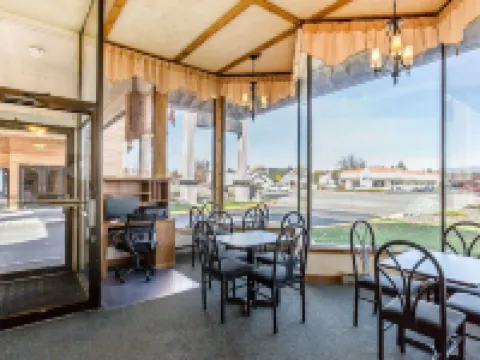 Econo Lodge Inn & Suites Kalispell - Glacier National Park Gateway Hotels in Kalispell