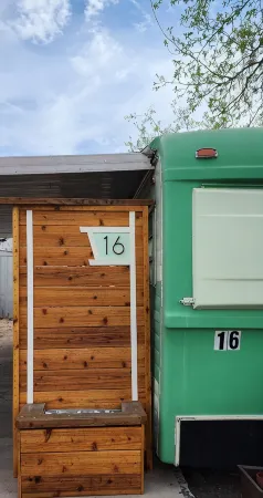 Charming Tiny Home in beautiful downtown Cave Creek Отели в г. Кейв Крик