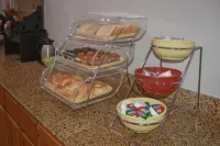 Quality Inn & Suites Syracuse - Carrier Circle - breakfast