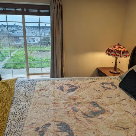 Charming studio. Close to highway and ferries.