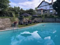 Peaceful escape! PRIVATE 1BR apartment! Stone FP, pool & pickleball court.