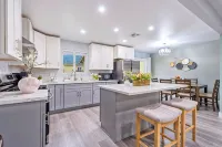 MI- Ranch style 3 bedroom 2 bath Quiet & safe Neighborhood king-bed! - Wi-Fi