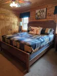 3 BR Cabin on 80 Acres with Hiking, ATV, Horse Trails WiFi, AC, Fishing Pond - Chalets