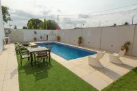Modern 3-bedroom townhome with a pool, AC and Wi-Fi in vibrant East Legon - บังกะโล