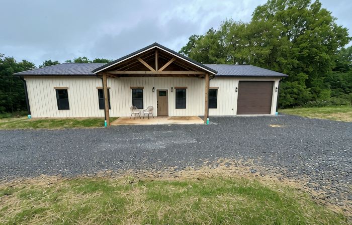 BRAND NEW 3 Bedroom Modern Barndominium at Lake Cumberland .5 mi to boat launch!