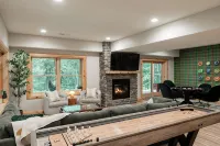 Upscale 5BR Cabin at Deep Creek - 4 King Suites + Hot Tub & Dog Friendly