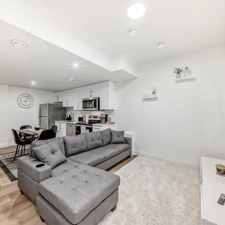 1-Bed, w/ In-Unit Washer & Dryer, Cozy Living,1-2 Min Drive to Anthony Henday!