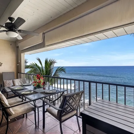 Kona Oceanfront Penthouse Condo: Remodeled, AC, Crashing Waves, Sunsets, Turtles
