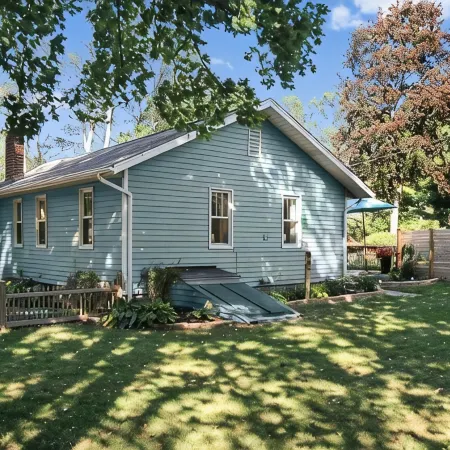 Cozy Cottage for 8, Fire Pit + Short Walk to Town