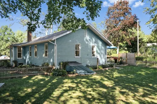 Cozy Cottage for 8, Fire Pit + Short Walk to Town