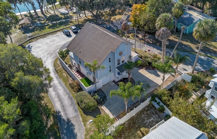 Wake up to river views:dreamy 4 bedrooms escape by the city beach in Dunnellon.