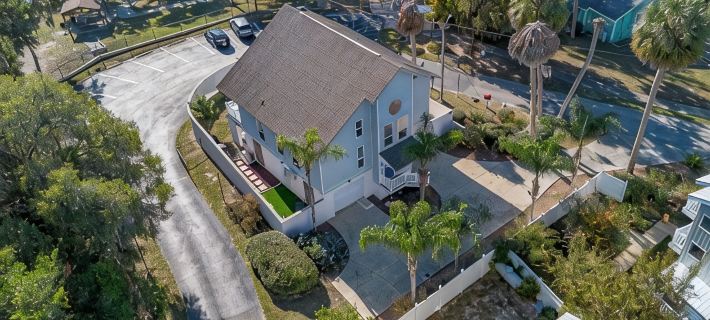 Wake up to river views:dreamy 4 bedrooms escape by the city beach in Dunnellon. Hotels in Dunnellon