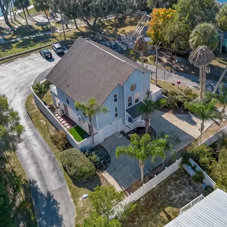 Wake up to river views:dreamy 4 bedrooms escape by the city beach in Dunnellon.