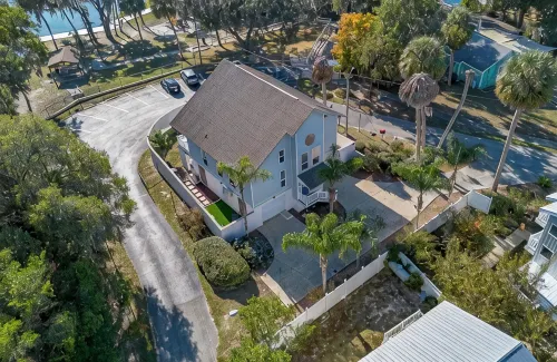 Wake up to river views:dreamy 4 bedrooms escape by the city beach in Dunnellon. - Wifi