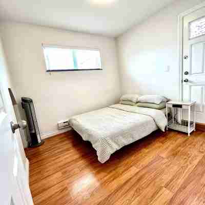 Cozy 2-bedroom guesthouse in a convenient location Rooms